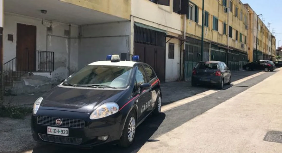 Napoli - Estorsioni a commercianti e a contrabbandieri di sigarette, sei arresti