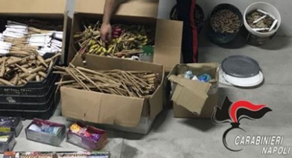 Giugliano (NA) - Oltre 2.600 ordigni esplosivi artigianali nel garage, denunciato pensionato