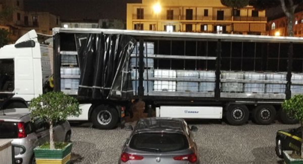 Napoli - Trasportava 29mila litri di gasolio di contrabbando, sequestrato autoarticolato