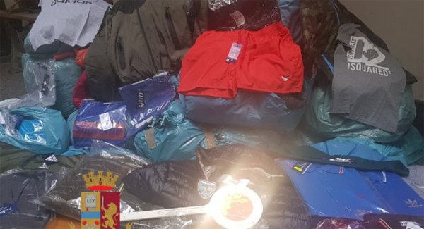 Napoli - Polizia scopre deposito di abbigliamento contraffatto