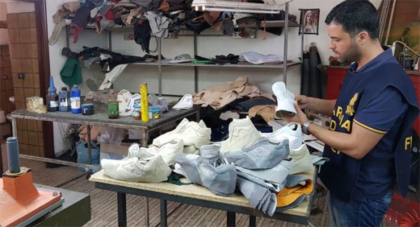 Laboratorio di scarpe contraffatte nel Casertano, scatta il sequestro
