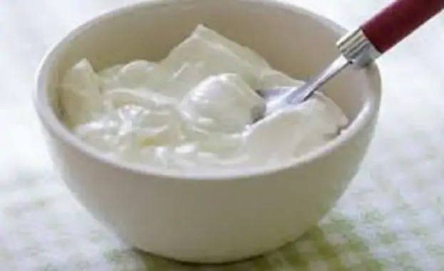 Lo yogurt: ecco come usarlo per curare mani capelli e viso