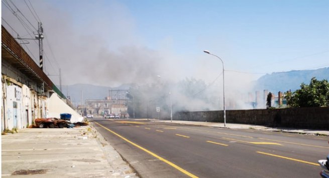 Torre Annunziata - Incendio in area ex mercato ittico, a fuoco sterpaglie e rifiuti abbandonati