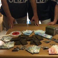 Napoli - Arrestata coppia di pusher, sequestrati 2 chili e mezzo di hashish