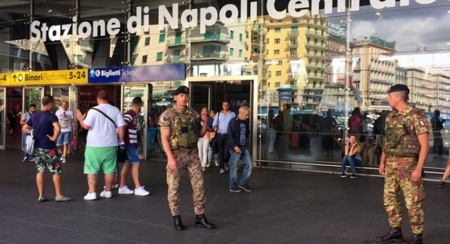 Napoli - Stazione, tentano di prendere pistola dai militari, arrestati
