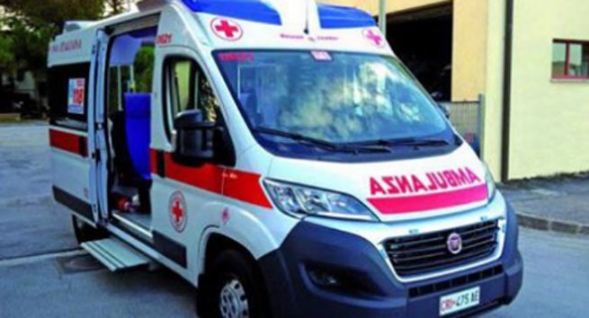 Napoli - Sassi contro ambulanza del 118, colpito il parabrezza. «E' guerriglia urbana»