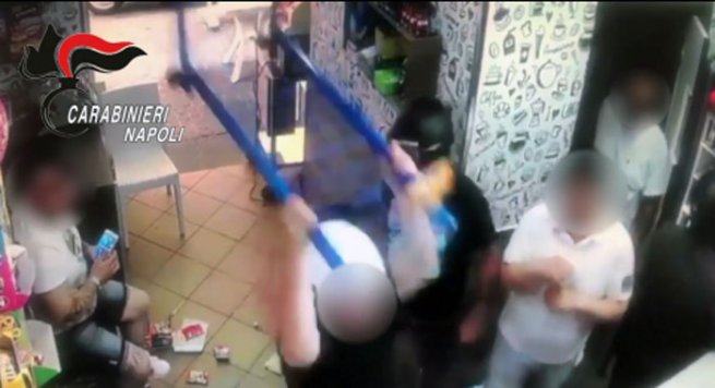 Napoli - Raid punitivo contro un bar, locale sfasciato: in manette boss del rione Sanità
