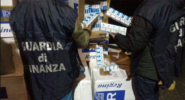 Poggiomarino - Maxi sequestro di sigarette di contrabbando in un magazzino, tre arresti