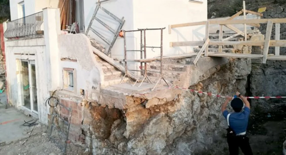 Terreno sbancato e taglio di ulivi vicino alla Grotta Azzurra ad Anacapri, sei denunce