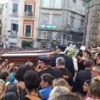 Torre del Greco - Crollo ponte a Genova, i funerali dei 4 giovani torresi. Il cardinale Sepe: «Colpa dell'uomo»