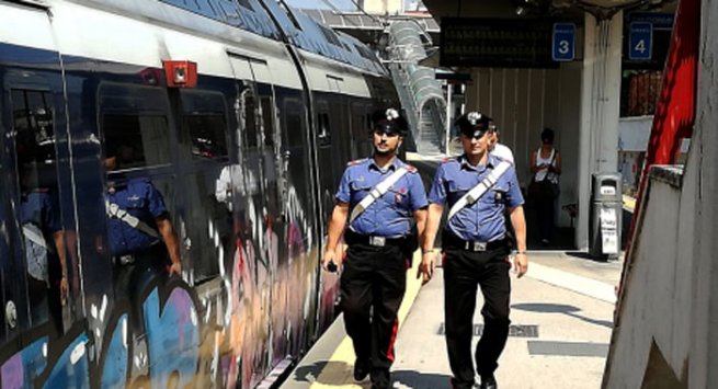 Casoria (NA) - Smontano e rubano porte treni Circum, arrestati due ladri