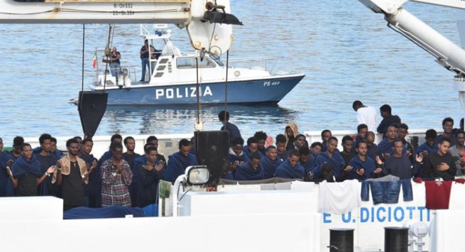 Nave Diciotti, 16 migranti sbarcano per motivi sanitari con sospetta tubercolosi