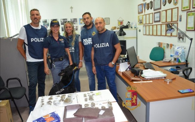 Castellammare - Blitz a Moscarella, il cane Kira della Polizia fiuta droga