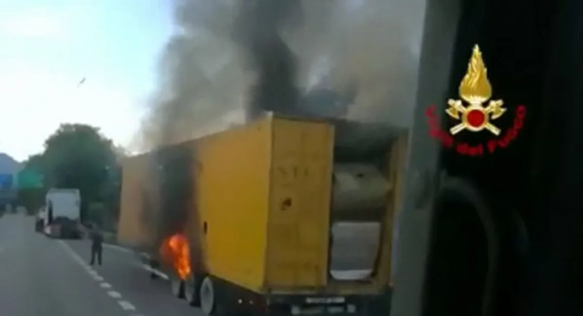 Atripalda (AV) - Tir in fiamme sulla A16, a fuoco il carico trasportato