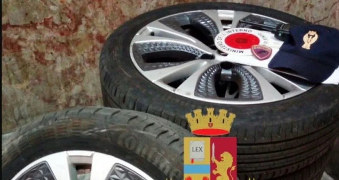 Napoli - Sorpresi a rubare pneumatici da un'auto, tre persone arrestate
