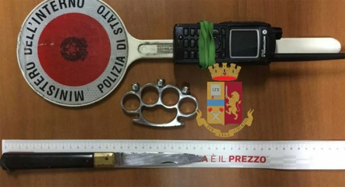 Napoli - Appena 14 anni, in tasca un coltello e una noccoliera: denunciato