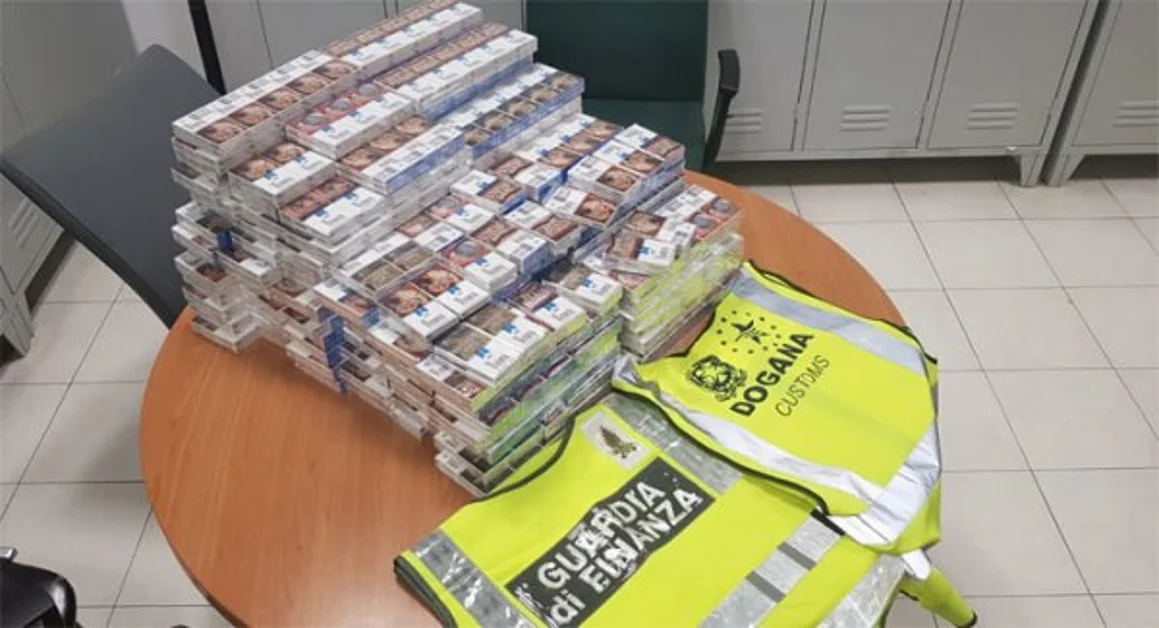 Napoli - Fermata in aeroporto con 25 kg di sigarette di contrabbando