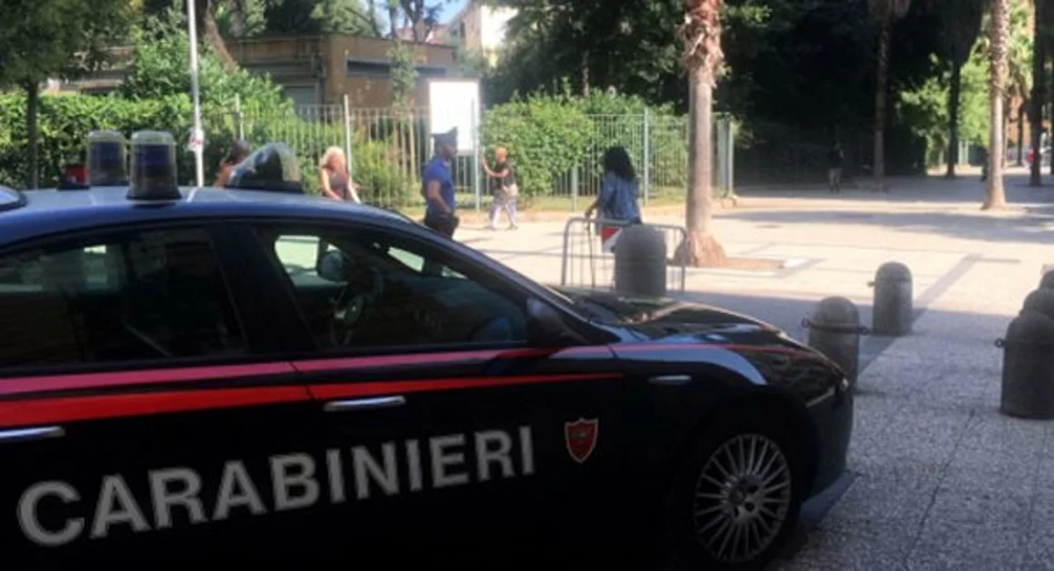 Napoli - «Dammi 3 euro o ti rompo l'auto», arrestato parcheggiatore abusivo