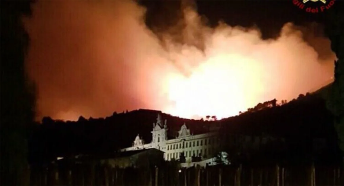 Vasto incendio nel Pisano, scuole chiuse e popolazione evacuata