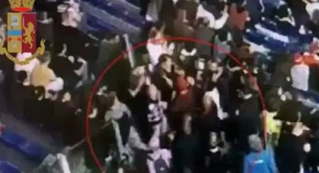 Spinse donna giù per le scale allo stadio, arrestato tifoso della Roma