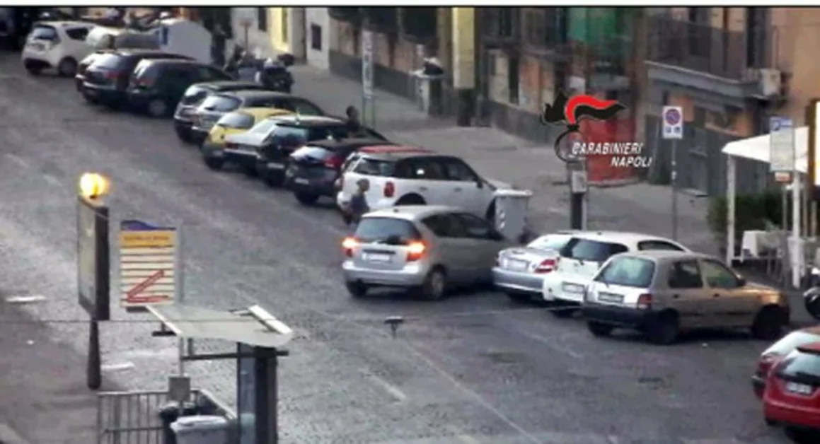 Napoli - Parcheggiatori abusivi, blitz carabinieri a Chiaia