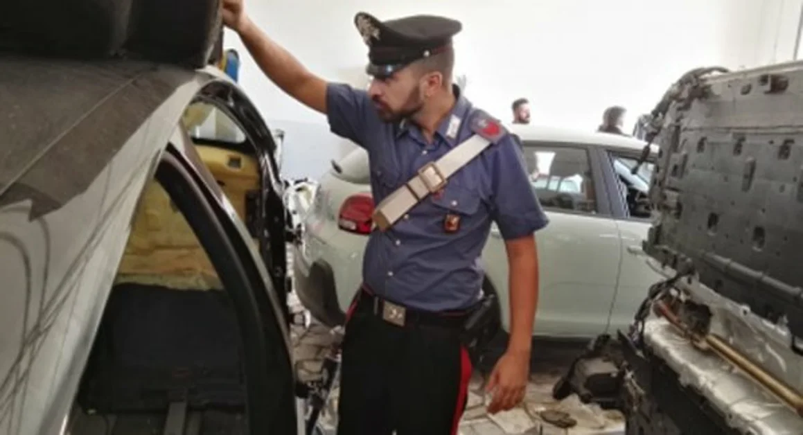 Napoli - Sorpresi a tagliare pezzi di auto rubate per rivenderli, arrestati tre napoletani di Miano