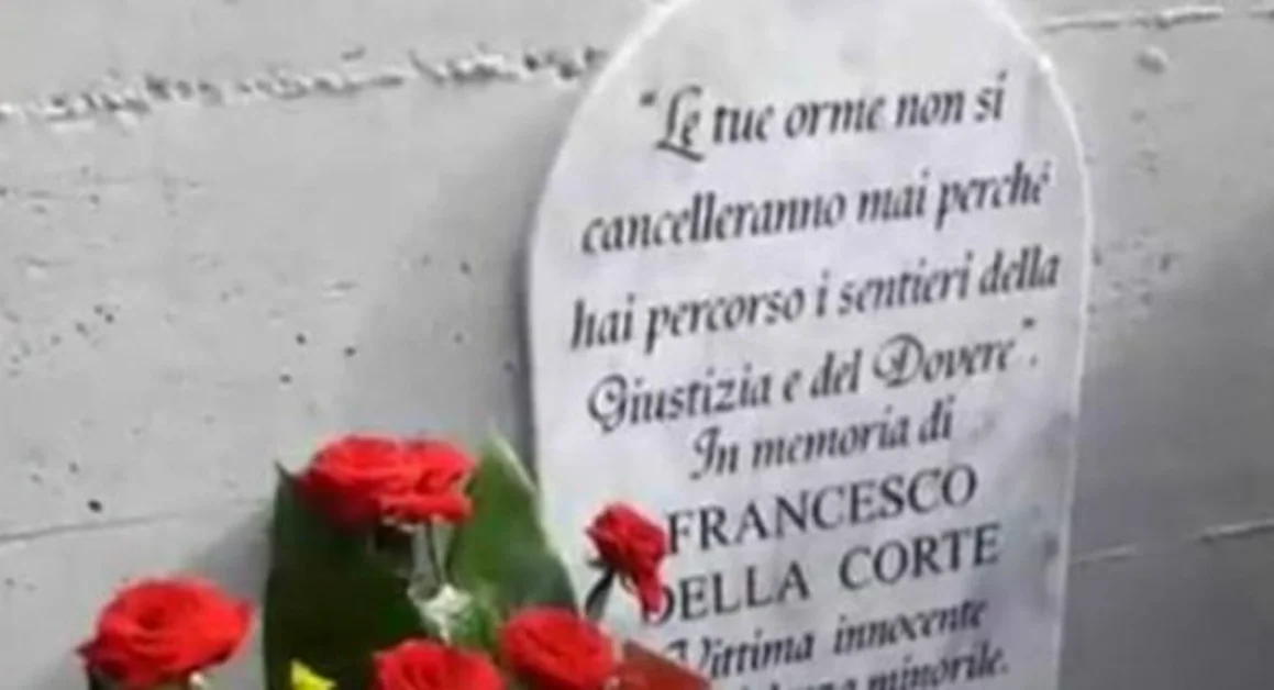 Napoli - Una lapide per ricordare Francesco Della Corte, il vigilante morto dopo aggressione alla Metro di Piscinola