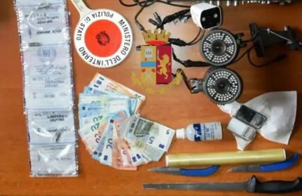 Torre del Greco - Market della droga in casa e telecamere, arrestato 35enne