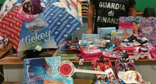 Salerno - Giocattoli e articoli per feste per bambini sequestrati dalla GdF