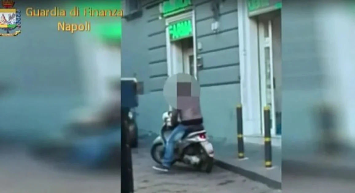 Napoli - Scoperto falso cieco: lavorava al Comune, andava in scooter ed aveva la patente di guida