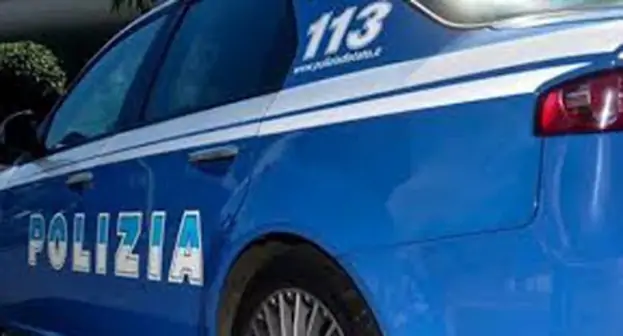 Napoli - Polizia blocca spacciatore e acquirente