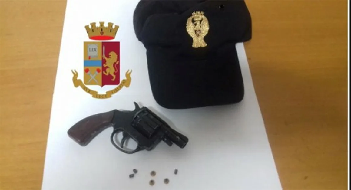 Napoli - Pistola giocattolo priva di tappo rosso, denunciato 23enne