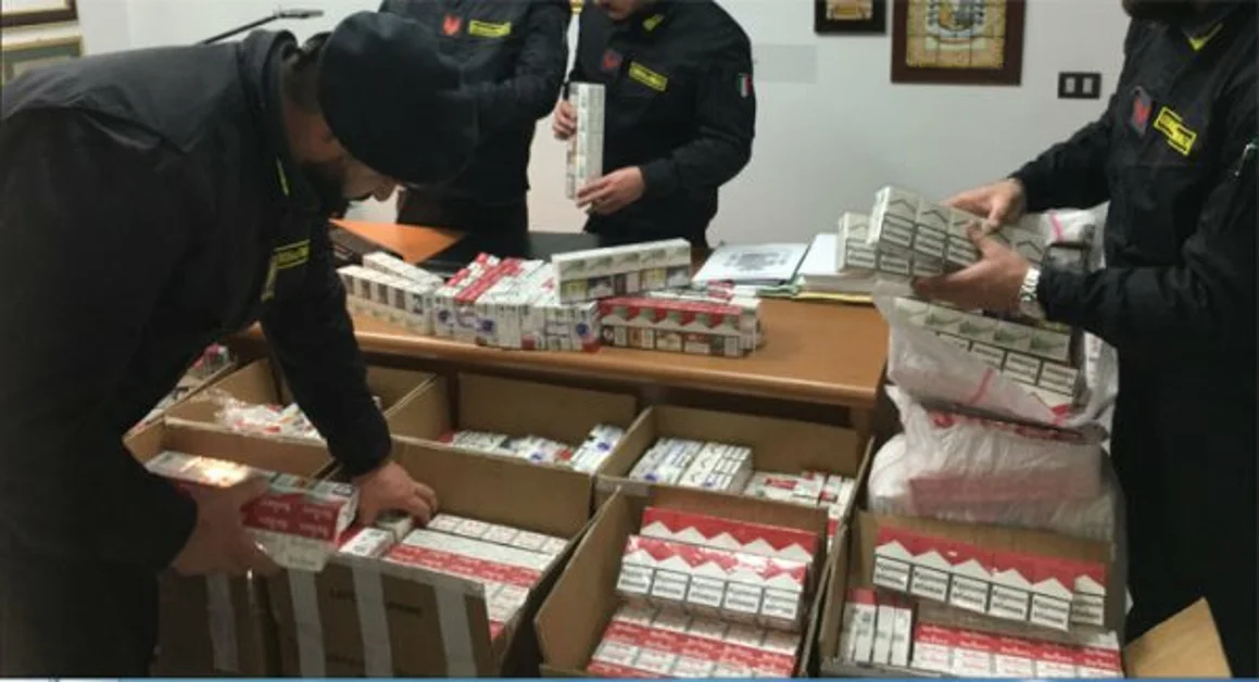 Gestivano contrabbando di sigarette nei Palazzi Cirio a Mondragone, 10 arresti
