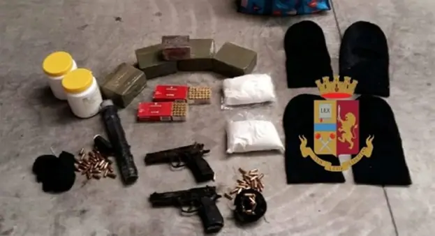 Napoli - Armi e 5 kg droga nei garage, maxi sequestro al Parco Arcobaleno a Secondigliano