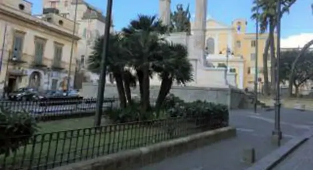 Torre Annunziata - Piazza Cesàro tra degrado e vandali, lettera aperta al sindaco Ascione