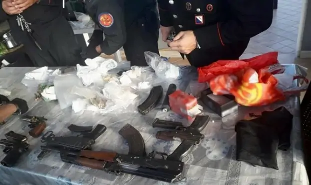 Armi da guerra e droga, sequestro dei carabinieri nel Napoletano