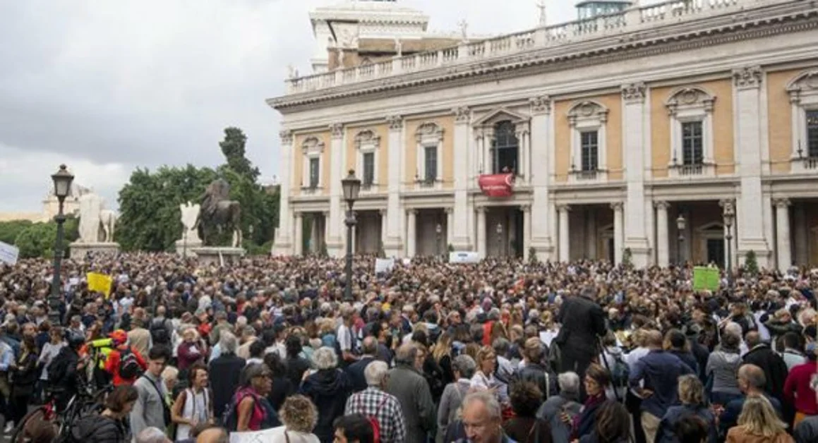 Sit-in di protesta di migliaia di romani contro il sindaco Raggi