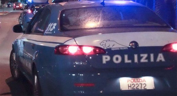 Napoli - Furto in negozi in Piazza Garibaldi, arrestati due giovani