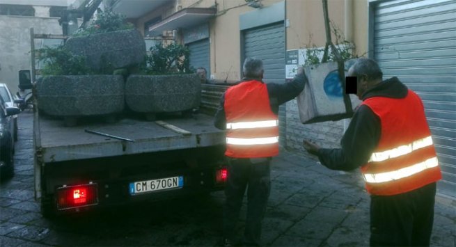 Castellammare - Fioriere abusive in strada, maxi rimozione in diverse zone della città