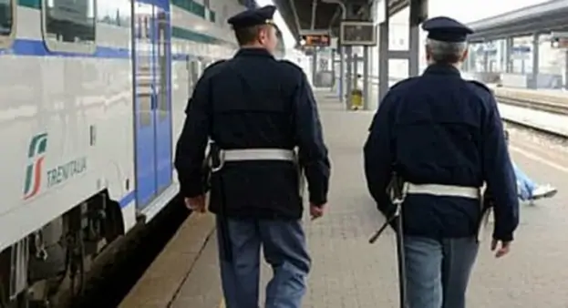 Battipaglia - Rapinò capotreno alla stazione, arrestato 22enne