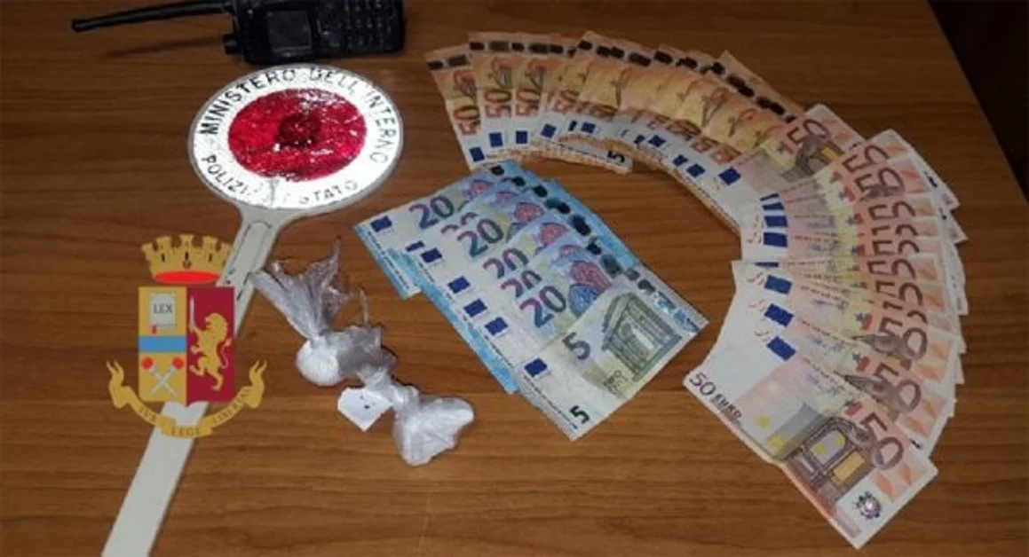 Ischia - Polizia arresta due spacciatori: uno aveva nel marsupio oltre 1.500 euro