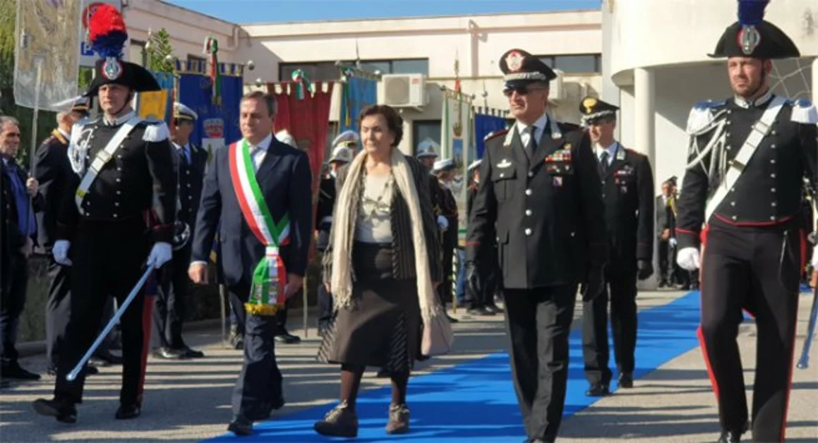 Torre Annunziata - Cittadinanza onoraria all'Arma dei Carabinieri: 33 sindaci presenti alla cerimonia 