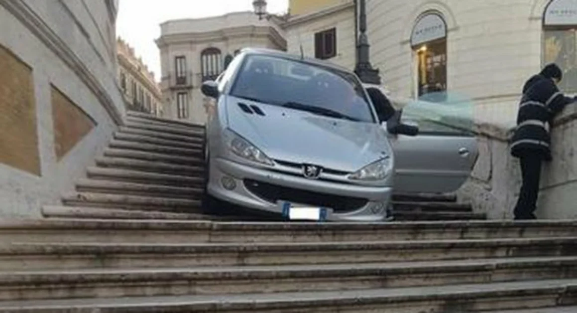 Ubriaco imbocca la scalinata di Trinità dei Monti a Roma