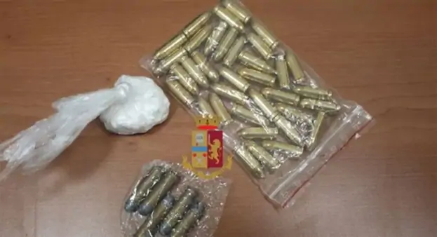 Casoria (NA) - La Polizia sequestra droga e proiettili in un'area condominiale