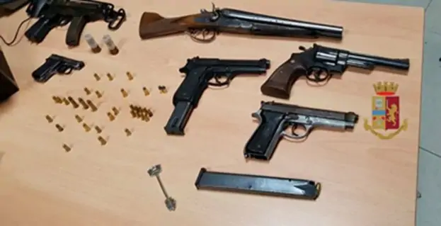 Napoli - Pistole, mitraglietta, fucile e droga in uno scantinato a Soccavo: arrestato minorenne