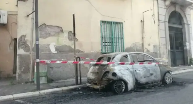 Torre Annunziata - Auto in fiamme su via Vittorio Veneto, indagini dei carabinieri