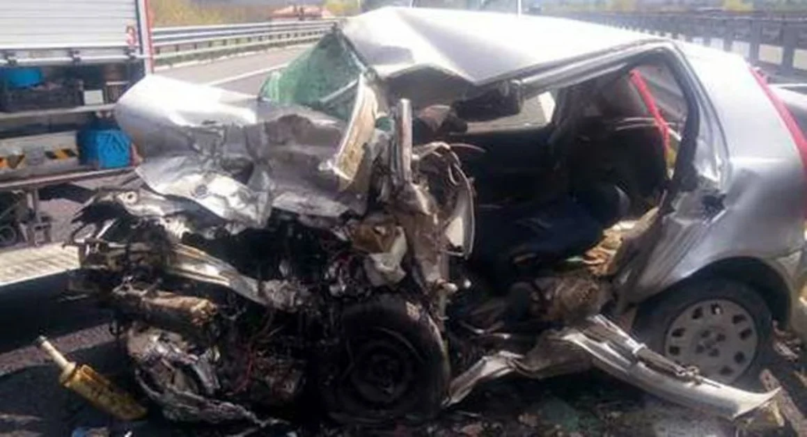 Incidente sulla A2, auto contromano in autostrada: 1 morto e 5 feriti