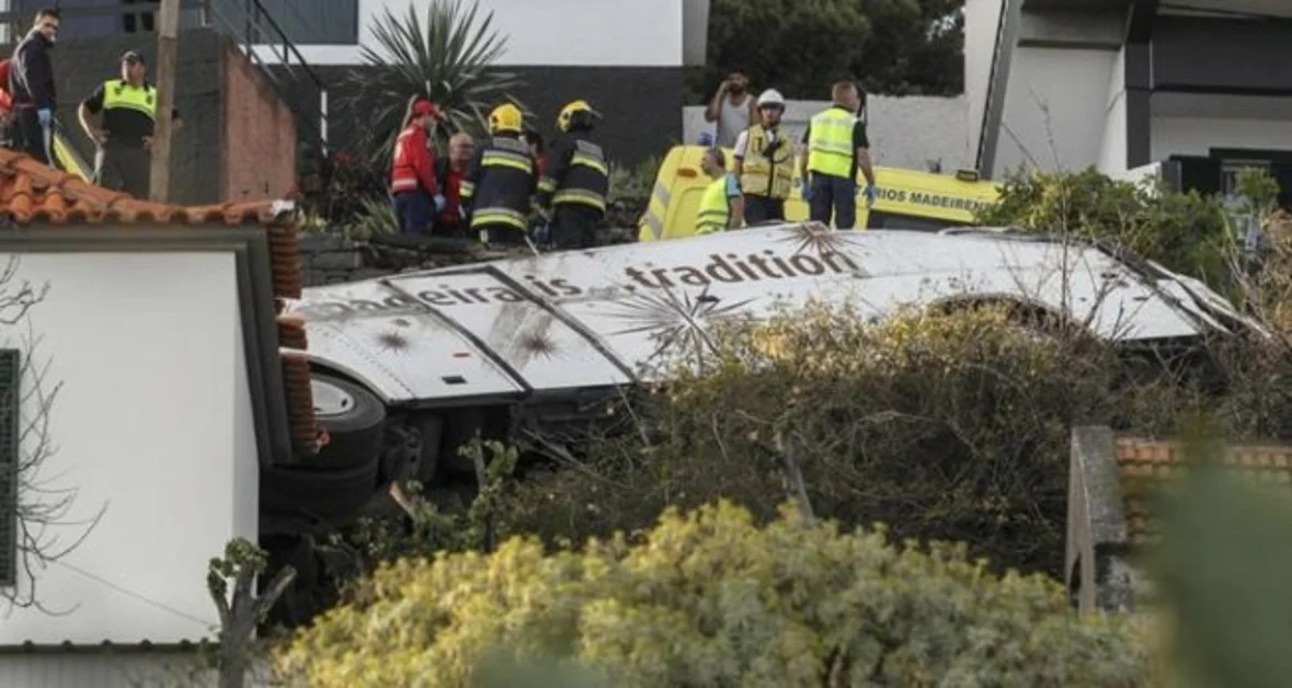 Portogallo, grave incidente stradale: bus turistico si ribalta, almeno 29 morti