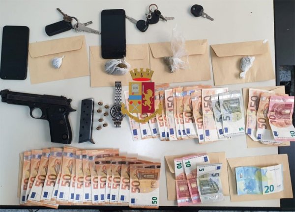 Napoli - Arrestati 5 giovani: avevano una pistola con cartucce e droga
