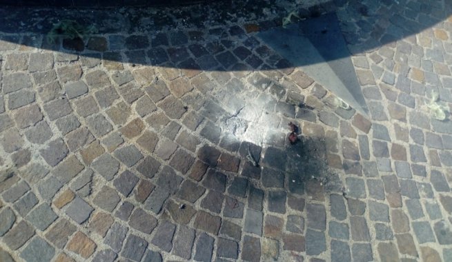 Torre Annunziata - Gli artificieri fanno brillare la bomba a mano trovata in piazza Imbriani